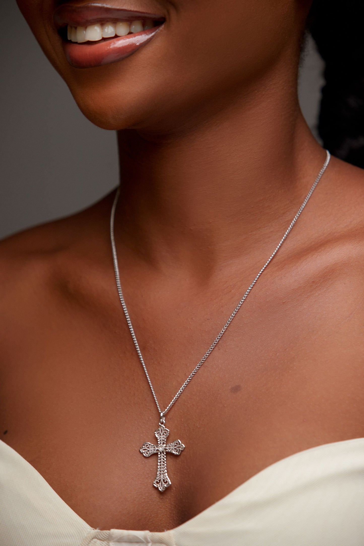 Single Stone Drip Cross Diamond Necklace in 18k Gold