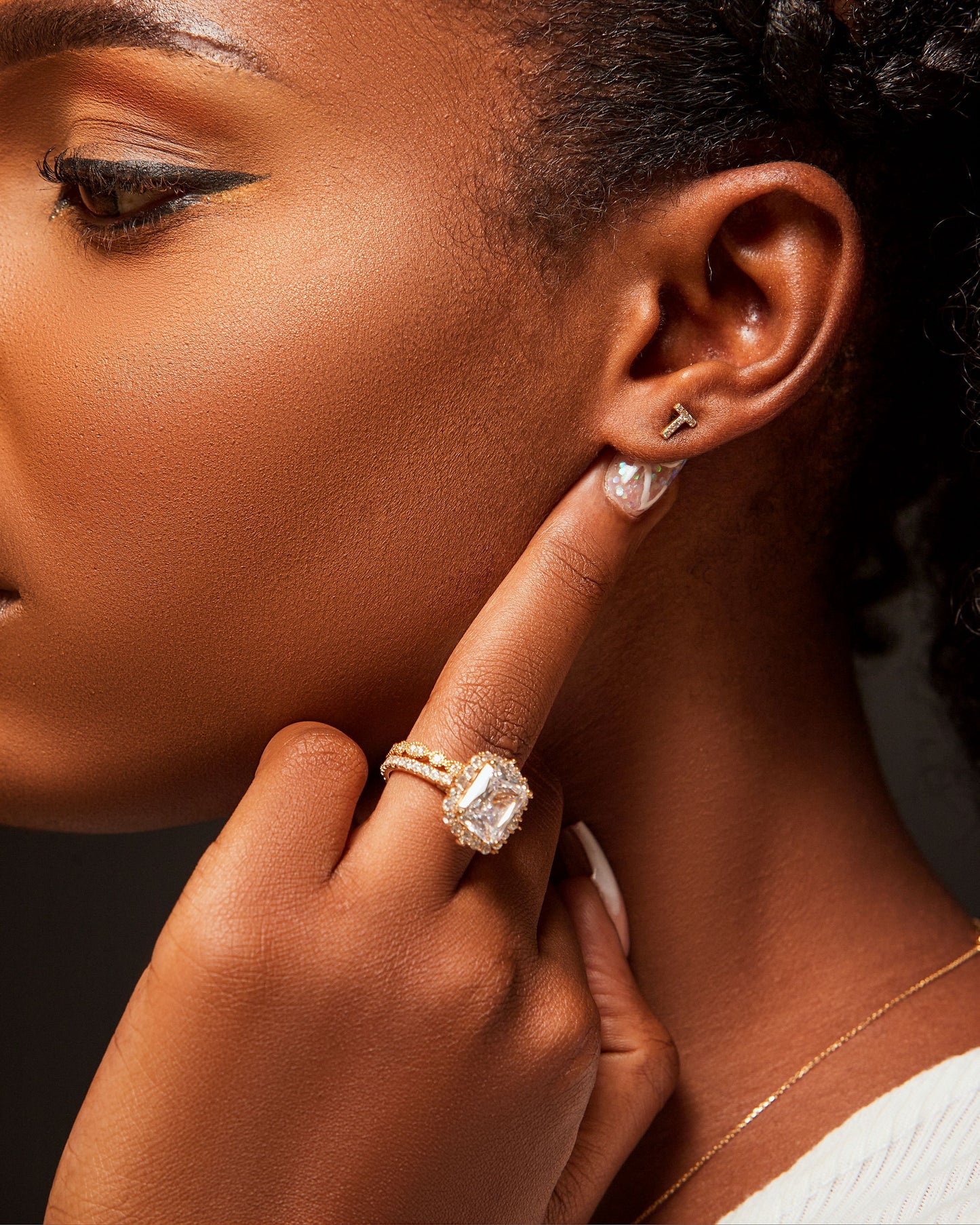 T Diamond Stud in 18K Gold