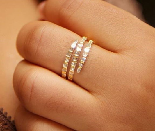 Spiral Baguette Cut Moissanite Band in 18K Gold